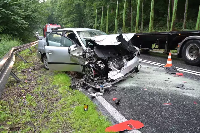 Wypadek na drodze krajowej nr 16 pod Grudziądzem. Samochód osobowy zderzył się z ciężarówką