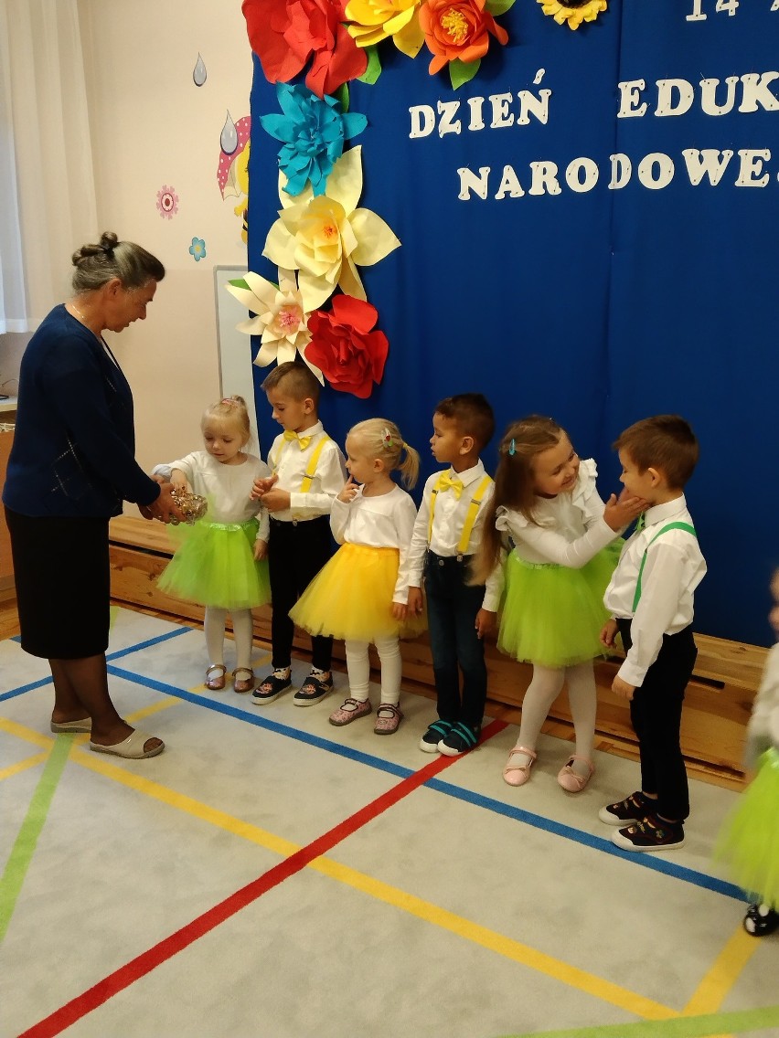 W Przysusze przedszkolaczki i uczniowie podziękowali nauczycielom w Dniu Edukacji Narodowej
