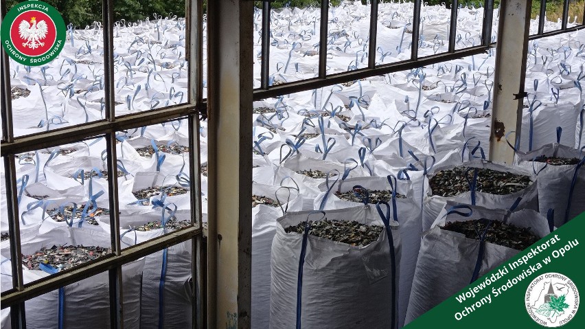 Nielegalne transporty z plastikowymi odpadami trafiły do wioski pod Nysą. Chiński inwestor chce tam budować zakład