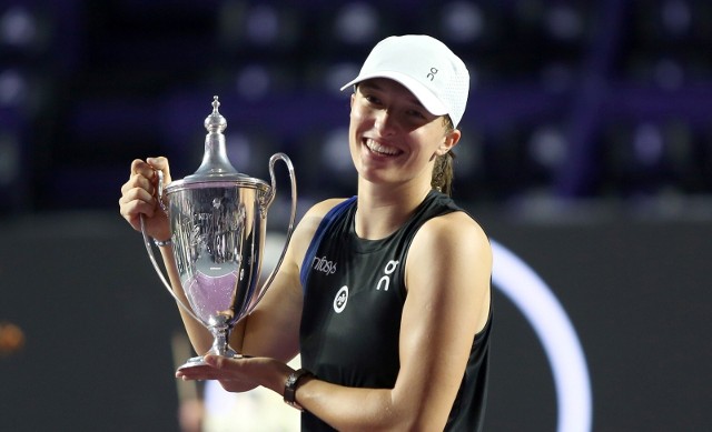 Iga Świątek prezentuje trofeum zdobyte podczas WTA Finals.