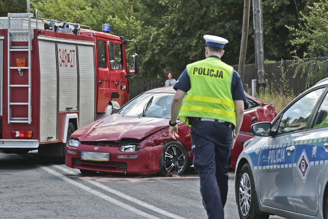 Mężczyzna rozbił auto w Leśniowie Wielkim.