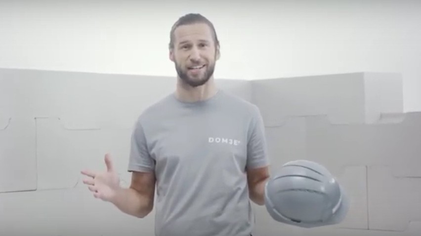 Grzegorz Krychowiak w reklamie firmy budującej domy....