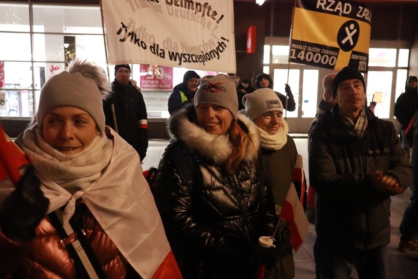 Protest antyszczepionkowców na ulicy Piotrkowskiej. Zebrali się przy dawnej "Magdzie" ZDJĘCIA