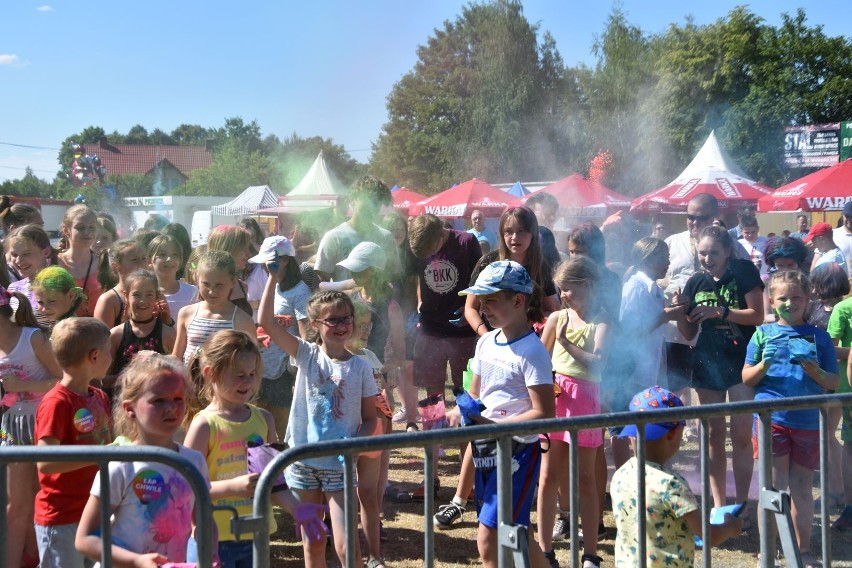 Holi Festival - święto kolorów w trakcie Jarmarku Królewskiego w Pysznicy. Zachwycone dzieciaki obsypywały się kolorowym proszkiem