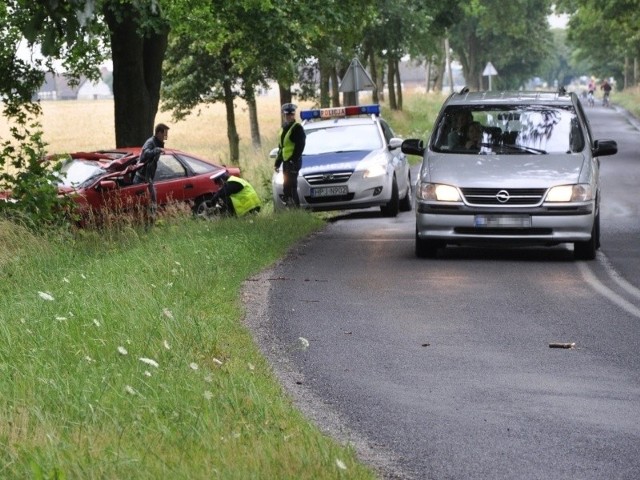 Kierowca vectry stracił panowanie nad autem i dachował.