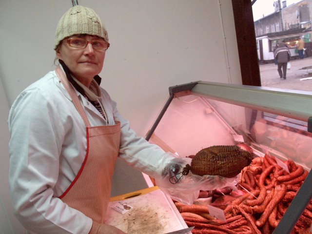 Danuta Hendzel sprzedaje na koszalińskim targu mięso z Malechowa. Świeże produkty cieszą się sporym powodzeniem klientów.