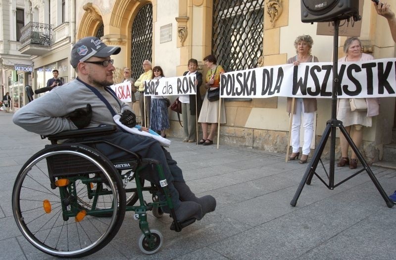 Na Piotrkowskiej przed siedzibą PiS organizacje kobiece i KOD wspierali niepełnosprawnych
