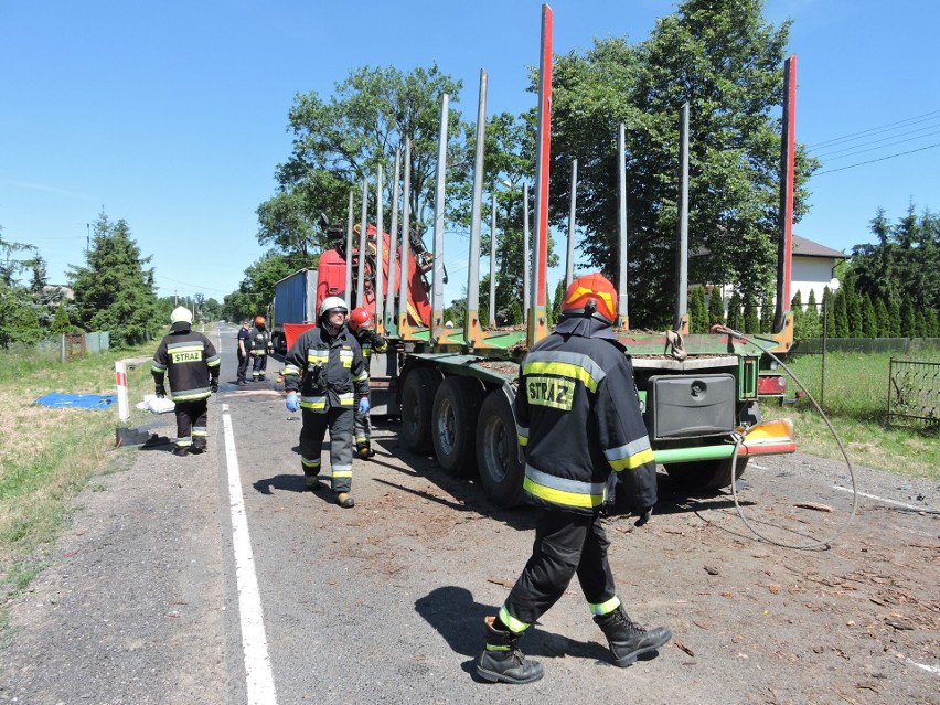 Tragiczny wypadek w Myszyńcu Starym. Osobówka zmiażdżona...