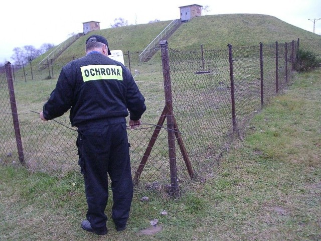 Kabel wpleciony w ogrodzenie poprzecinano w wielu miejscach. Chuligani na początku listopada wyrwali urządzenie monitorujące. Następnie wynieśli je do pobliskiego lasu i kompletnie zniszczyli.