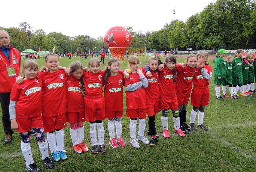 Dziewczęta z Chlewic grały w turnieju „Z Podwórka na Stadion o Puchar Tymbarku” 