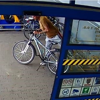 Policjanci z IV Komisariatu Policji KMP w Łodzi przy ul. Kopernika 29/31 poszukują sprawcy kradzieży roweru górskiego w kolorze szaro-niebieskim, dokonanej 17 sierpnia 2019 r. Moment kradzieży i wizerunek złodzieja nagrały kamery monitoringu.