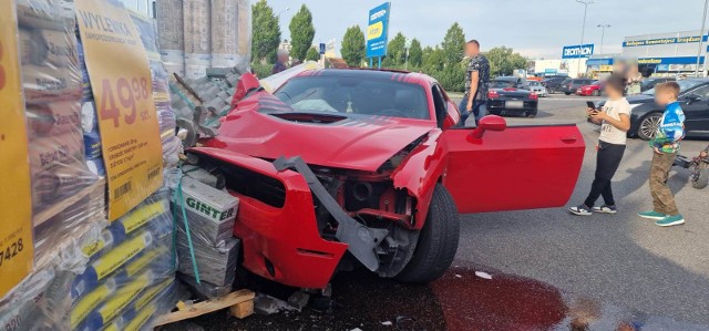 Do nietypowego wypadku doszło w niedzielę przy ulicy Paderewskiego w Koszalinie.