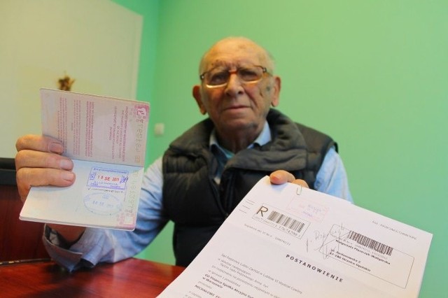 Wyrok w sprawie Michała Fijałkowskiego zapadł, gdy 83-latek przebywał w Kanadzie i nie miał szansy złożyć odwołania. Na dowód, że nie było go wtedy w kraju pokazuje paszport z pieczątkami.