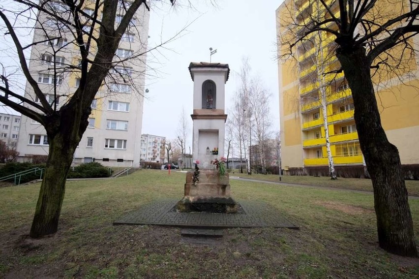 Matka Boża chowa się między blokami