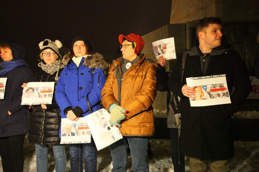 Manifestacja w obronie praw kobiet na Placu Wolności. Protest zgromadził około 500 osób [zdjęcia]