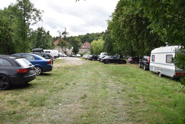Na ul. Toruńskiej w Malborku kierowcy parkują „na dziko”. Będzie umowa dzierżawy tego terenu?