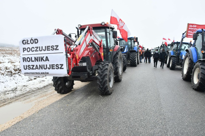 Protest rolników przed terminalem w Woli Żydowskiej, piątek,...