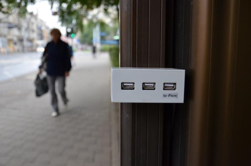 USB na przystankach MPK. Doładujesz telefon, czekając na autobus (LISTA PRZYSTANKÓW, ZDJĘCIA)