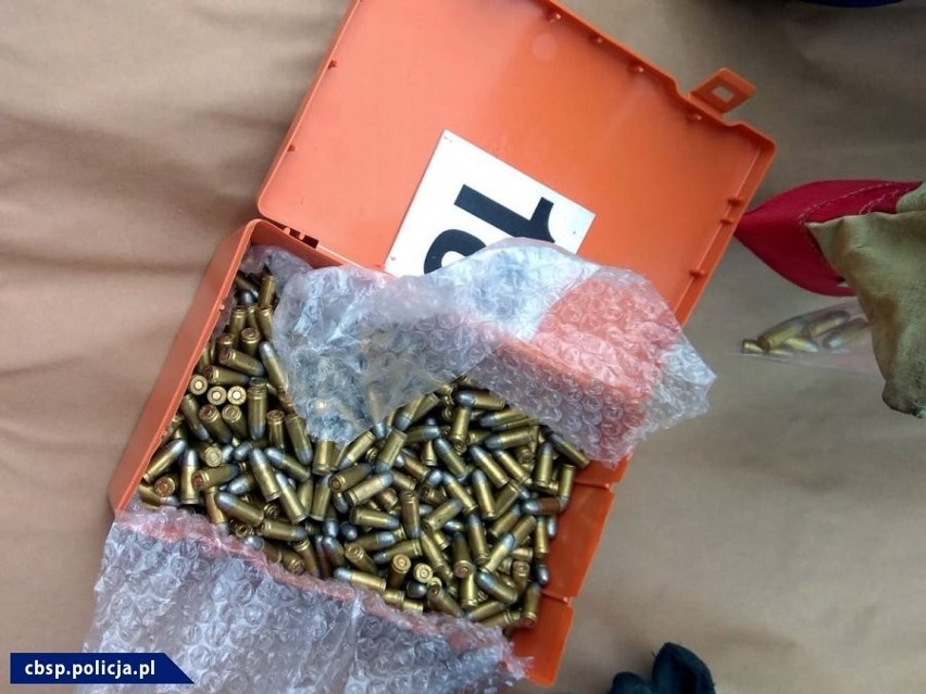 Broń, amunicja i 15 kg marihuany. Policja zatrzymała osoby, powiązane ze środowiskiem krakowskich kiboli