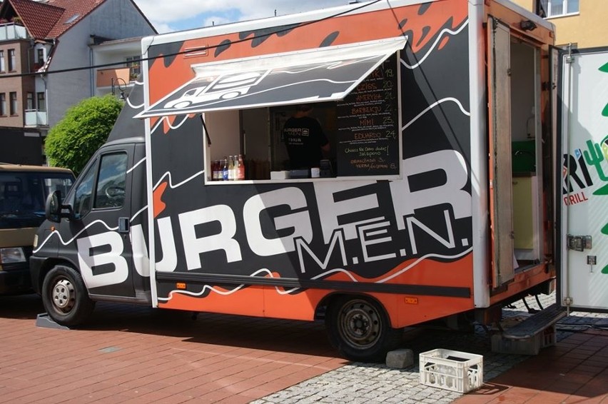 Na rynku w Bytowie zagościły po trzeci food trucki....