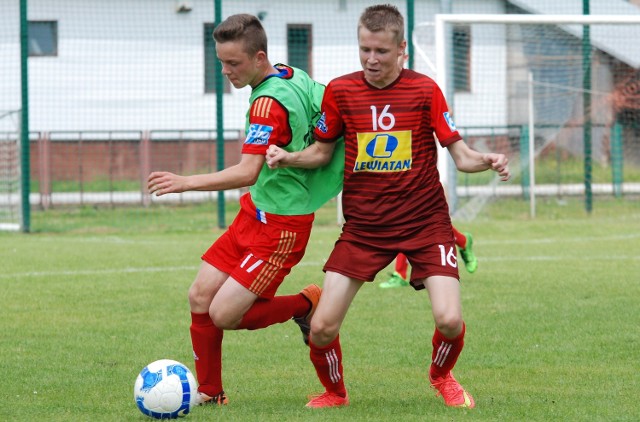 Dawid Gruba (z lewej) zdobył bramkę dla Rosji ze Skarżyska-Kamiennej w ćwierćfinałowym spotkaniu z Portugalią z Nowin.