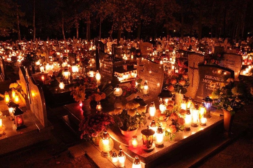 Pakoski cmentarz nocą w obiektywie Jerzego Joachimiaka.