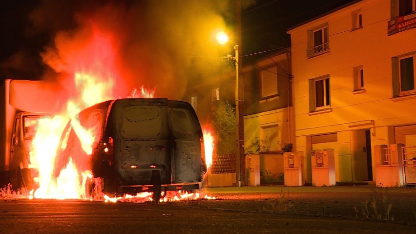 Płonące samochody w Nantes