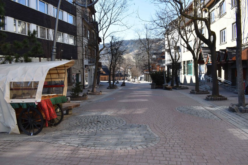 Zakopane. Samotna Droga Krzyżowa księży spod Giewontu. Modlili się na pustych Krupówkach  