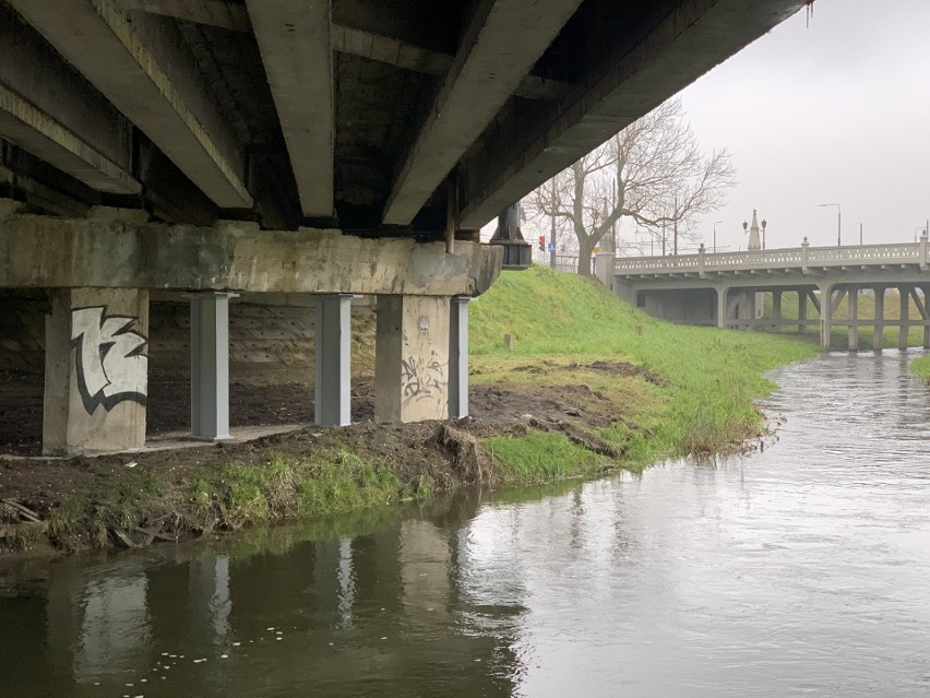 Most nad Bystrzycą na Unii Lubelskiej wzmocniony stalowymi podporami. Bez nich nie można by po nim jeździć. Jak teraz wygląda? 