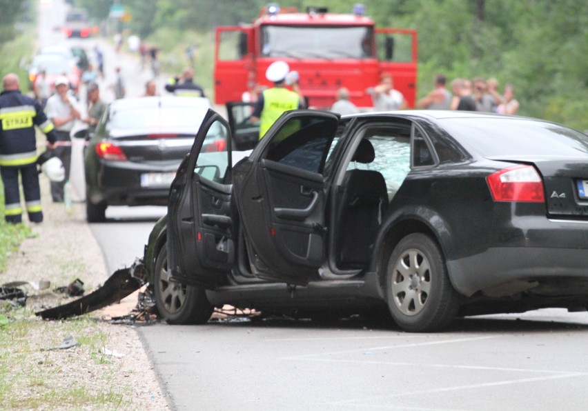 Tragiczny wypadek w gminie Zagnańsk. Nie żyje młoda kobieta, wśród rannych dziecko