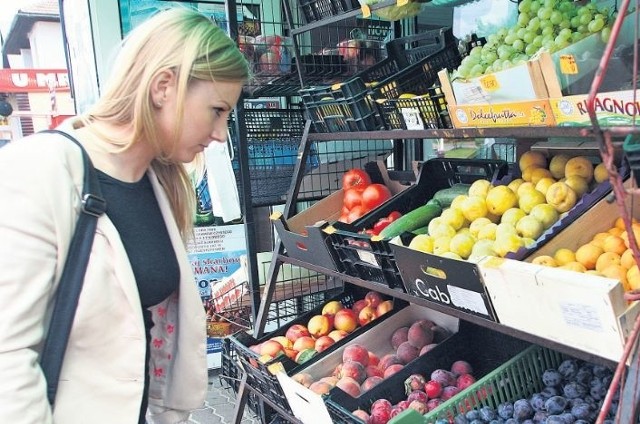Mimo, że owoce i warzywa są nieco droższe niż rok temu, sprzedawcy nie narzekają na brak klientów. 