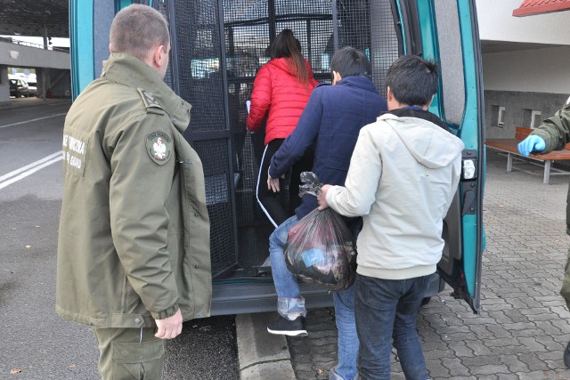 Na zielonej granicy koło Korczowej funkcjonariusze BiOSG zatrzymali troje nielegalnych imigrantów z Wietnamu.