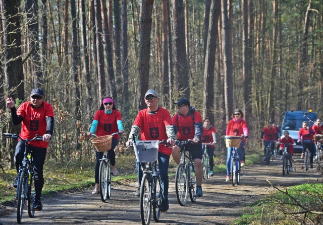 Trasa w dużej części prowadziła leśnymi duktami lasu skaryszewskiego, którymi uczestnicy dojechali do Karczmy Makowiec.