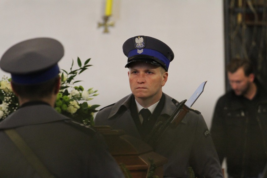 Ostatnie pożegnanie aspiranta Krzysztofa Węglińskiego z Tarnobrzega - policjanta, który zginął w wypadku jadąc na służbę  [ZDJĘCIA]