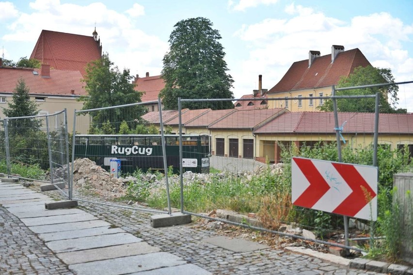 Dawne Ogrody Tumskie uznane za pomnik historii, tuż obok...