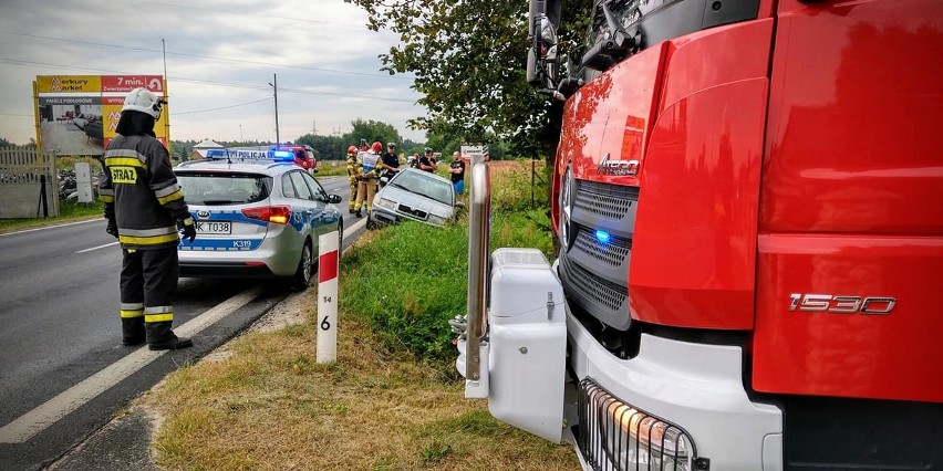 Kierowca skody w Stalach stracił kontrolę nad autem, wjechał do rowu (ZDJĘCIA)