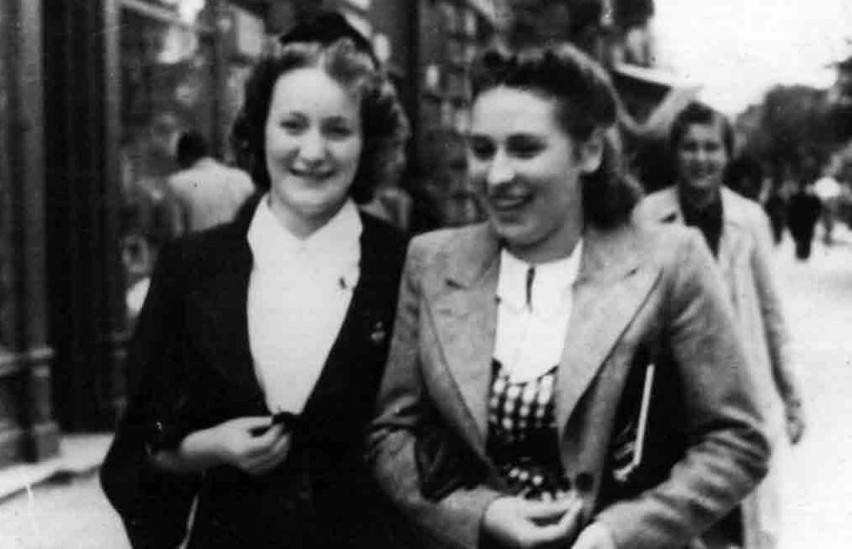 Maria Mirecka - z prawej - w Warszawie w 1940 lub 1941 roku.