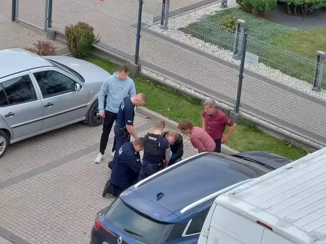 Do nagłego zachorowania mężczyzny doszło na parkingu przy Komendzie Powiatowej Policji w Wieliczce. Z pomocą choremu ruszył natychmiast oficer dyżurny jednostki