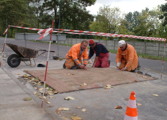 Pracownicy firmy Maxbud do wczoraj wymienili progi zwalniające na pasie ruchu w kierunku Szczecińskiej. W poniedziałek szersze progi mają pojawić się na drugim pasie.