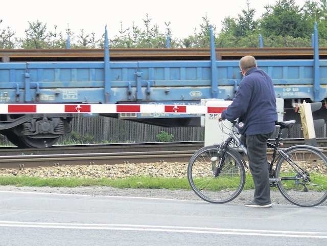 Teren wyznaczony dla pieszych i rowerzystów jest wąski....