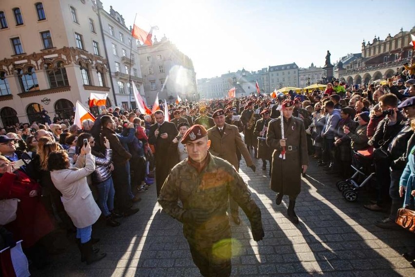 Biało-czerwony marsz i śpiewanie hymnu. Tak Kraków świętował setną rocznicę odzyskania przez Polskę niepodległości [ZDJĘCIA]