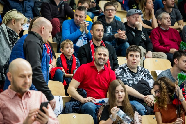 W meczu 18. kolejki Energa Basket Ligi Enea Astoria Bydgoszcz pokonała Legię Warszawa.ENEA ASTORIA - LEGIA 96:85Kwarty: 24:15, 19:23, 28:20, 25:29ENEA ASTORIA: Chyliński 22 (4), Clyburn 15, Kemp 13, Zębski 10 (2), Walton 9 - Aleksandrowicz 8 (2), Mich. Nowakowski 8, Frąckiewicz 6, Sina 3 (1), Marc. Nowakowski 2, Szyttenholm 0.LEGIA: Michalak 20 (2), Milovanović 16, Kowalczyk 12 (2), Pinder 10 (1), Konopatzki 1 - Dukes 28 (5), Linowski 0, Nowerski 0, Nizioł 0. To był dla bydgoszczan niezwykle ważny mecz przede wszystkim w kontekście walki o utrzymanie. Bydgoszczanie mieli punkt przewagi nad legionistami. Wygrywając, łapali trochę oddechu przed czekającymi ich  ciężkami meczami wyjazdowymi przeciwko Anwilowi Włocławek  (2 lutego) i Stelmetowi Zielona Góra (6 lutego).Po pierwszych pięciu minutach, które były wyrównane, potem wszystko układało się po myśli bydgoskich koszykarzy. Grali skutecznie i szybko wypracowali sobie kilkupunktową przewagę. Wydawało się, że mają wszystko pod kontrolą i będą spokojnie kontrolować boiskowe wydarzenia. Niestety, druga część drugiej kwarty była dużo słabsza w ich wykonaniu. Nie trafiali rzutów, słabo bronili. Na przerwę schodzili zaledwie z pięcioma punktami przewagi. Podobny przebieg miała druga część meczu. Miejscowi ponownie wypracowali sobie kilkunastopunktową przewagę, ale w końcówce pozwolili rywalom ze stolicy zbliżyć się na pięć „oczek”. Na szczęście zagrali konsekwentnie. Nie było paniki ani nerwów. Udało się utrzymać bezpieczne prowadzenie i zainkasować cenne dwa punkty. To trzecia wygrana u siebie. Na kolejnych stronach zdjęcia kibiców oraz fotki z meczu