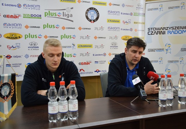 Atakujący Jakub Ziobrowski (od lewej) i trener Robert Prygiel na konferencji prasowej przed meczem Cerrad Czarni Radom - ZAKSA Kędzierzyn-Koźle.