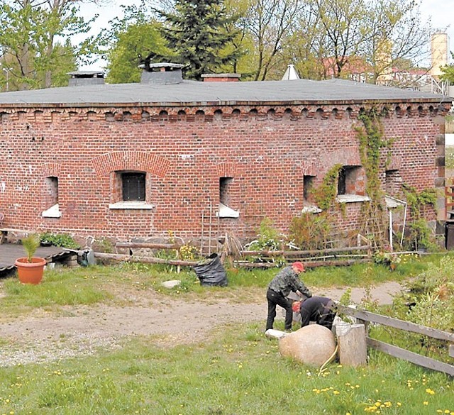 Reduta Solna zbudowana w latach 1832-1836. W czasie oblężenia z 1807 roku w jej miejscu znajdował się niewielki szaniec. To tu staną dwa namioty wojsk oblegających Kołobrzeg i jego niemieckich obrońców.