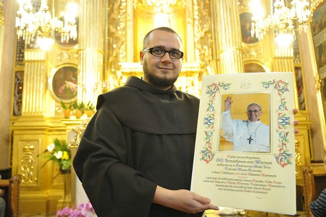 Ojciec Amos Smolarek demonstruje jubileuszowe błogosławieństwo przesłane przez papieża Franciszka. - Możliwe, że to pierwsze takie błogosławieństwo od Franciszka w polskiej świątyni - podkreślają zakonnicy.