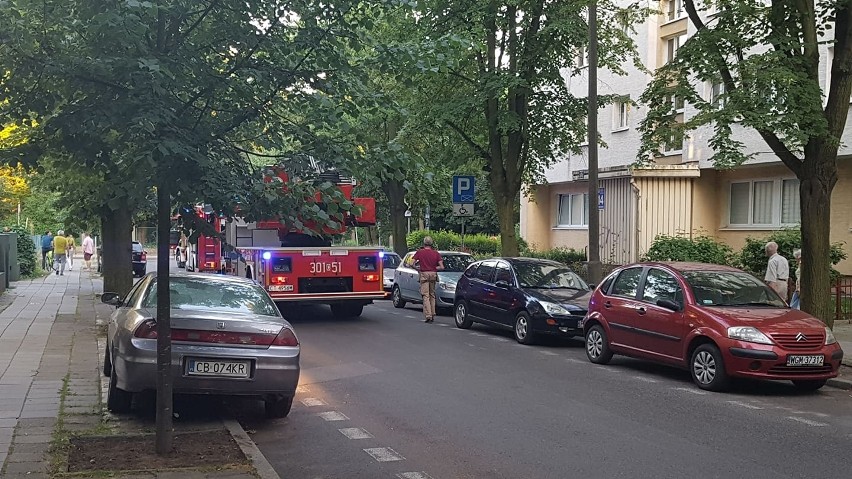 Pożar auta osobowego na wylotówce z Bydgoszczy w kierunku Stryszka. Jeden pas nieprzejezdny 