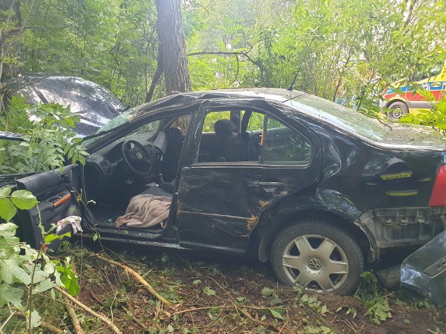 Wypadek na drodze Olędzkie - Zanie. Volkswagen uderzył w drzewo. Kierowca trafił do szpitala