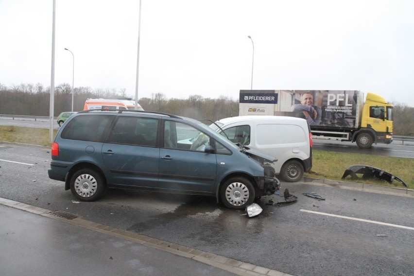 Poważny wypadek pod Wrocławiem. Są ranni [ZDJĘCIA]