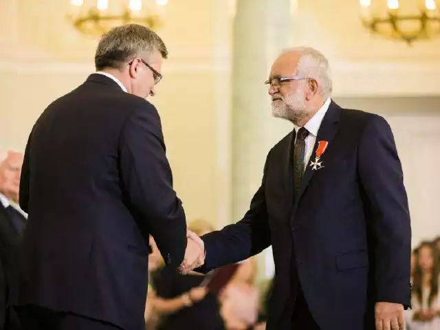 Jan Sabiniarz odbiera gratulacje od prezydenta Bronisława Komorowskiego.