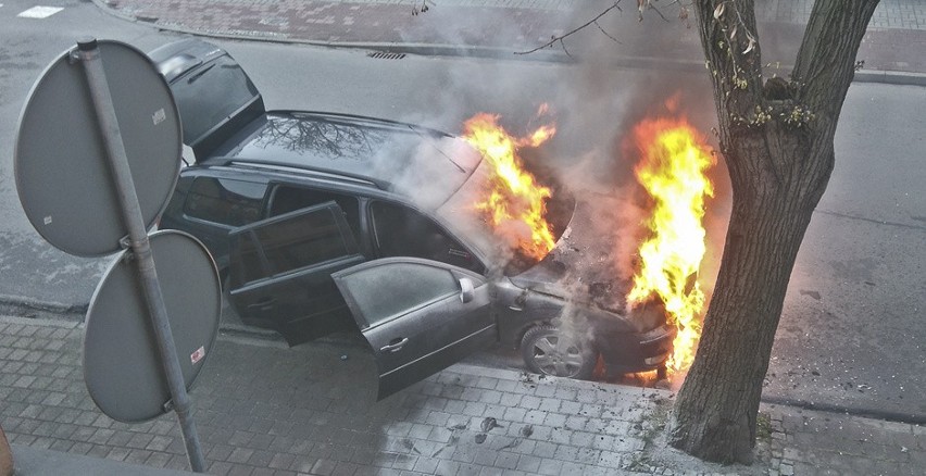 Auto w Nowej Soli zapaliło się w sobotę, 8 kwietnia, niemal...